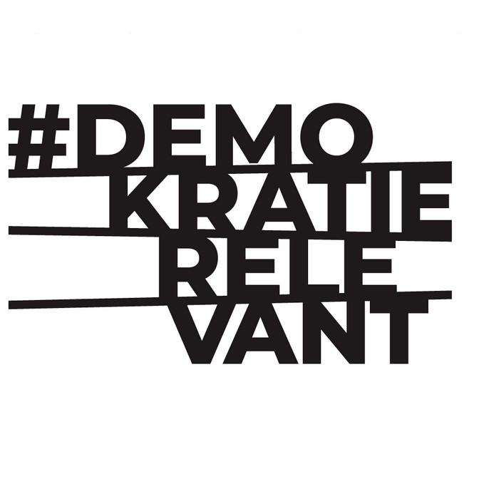 schwarze Schrift auf weißem Hintergrund, der Text lautet #demokratierelevant