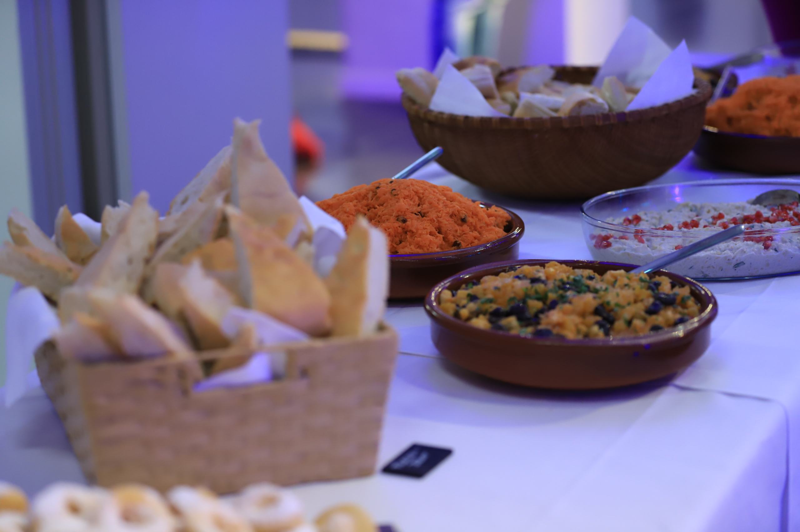 Essen auf einem Bufett, im Vordergrund Brot