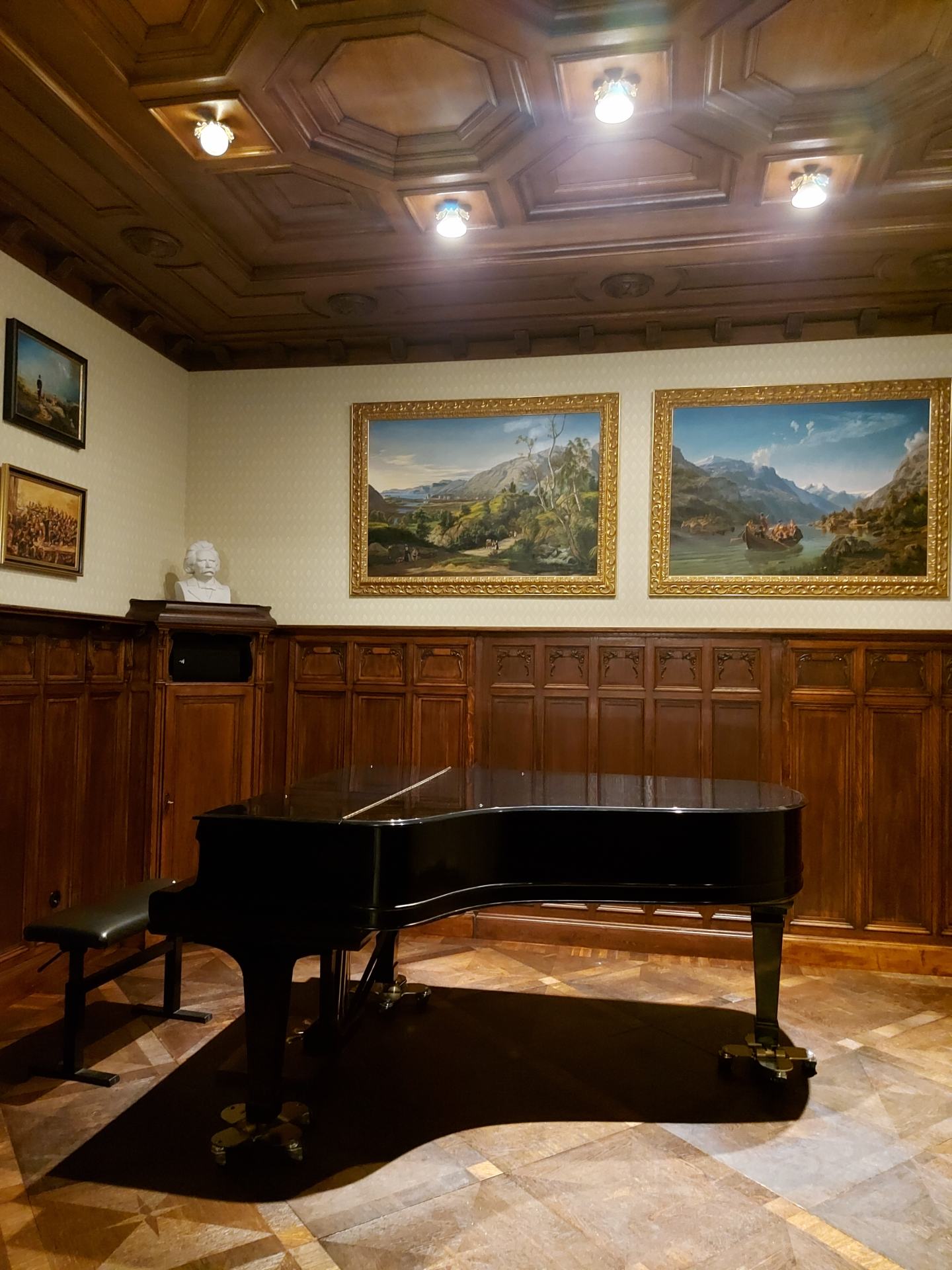Musiksalon mit historischem Steinway-Flügeln und Gemälden an der Wand