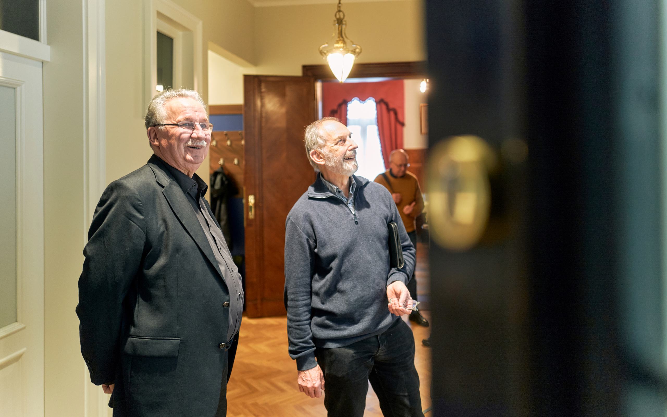 Zwei Herren besuchen die Grieg-Begegnungsstätte