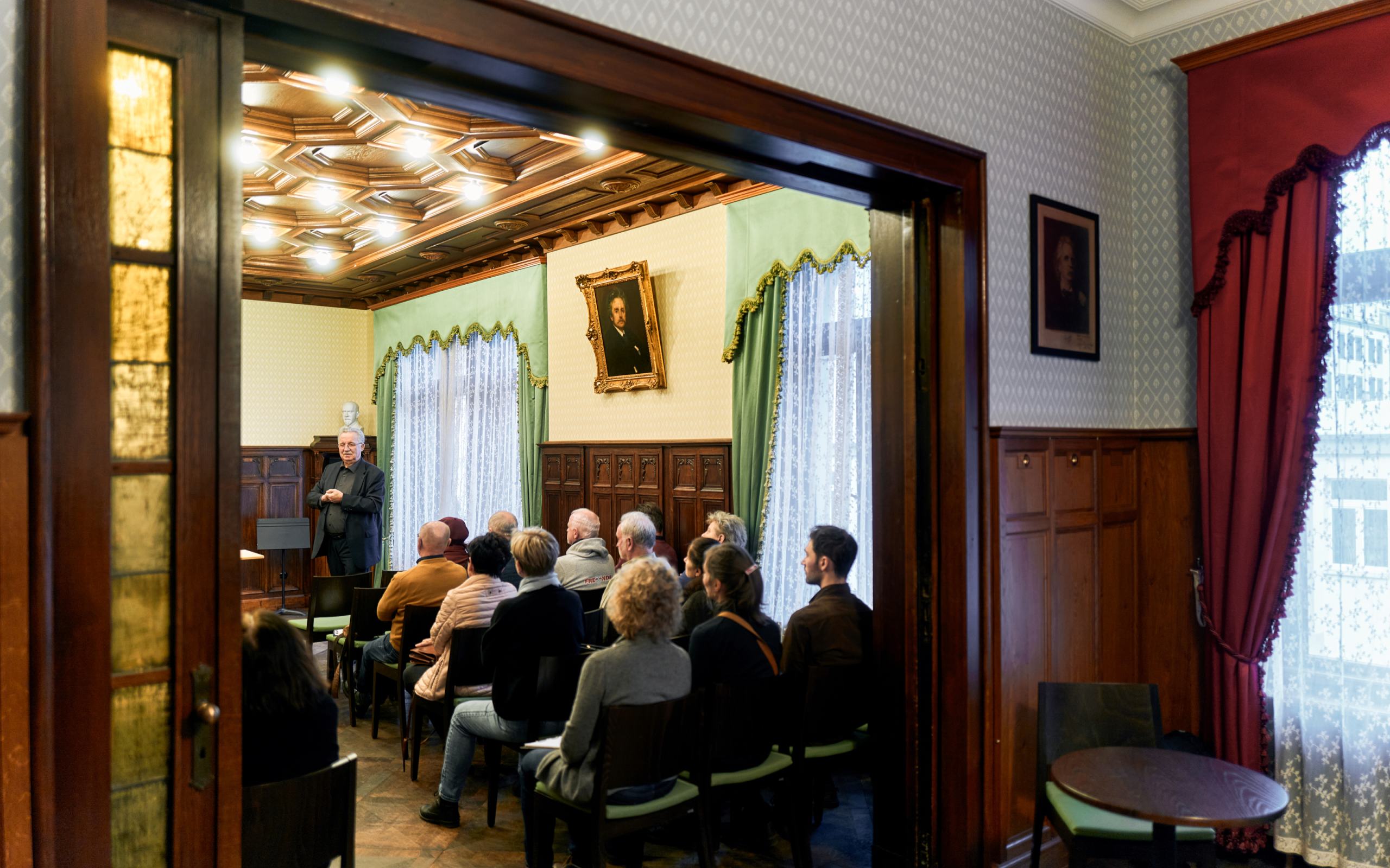 Blick in den Musiksalon mit einer Reisegruppe