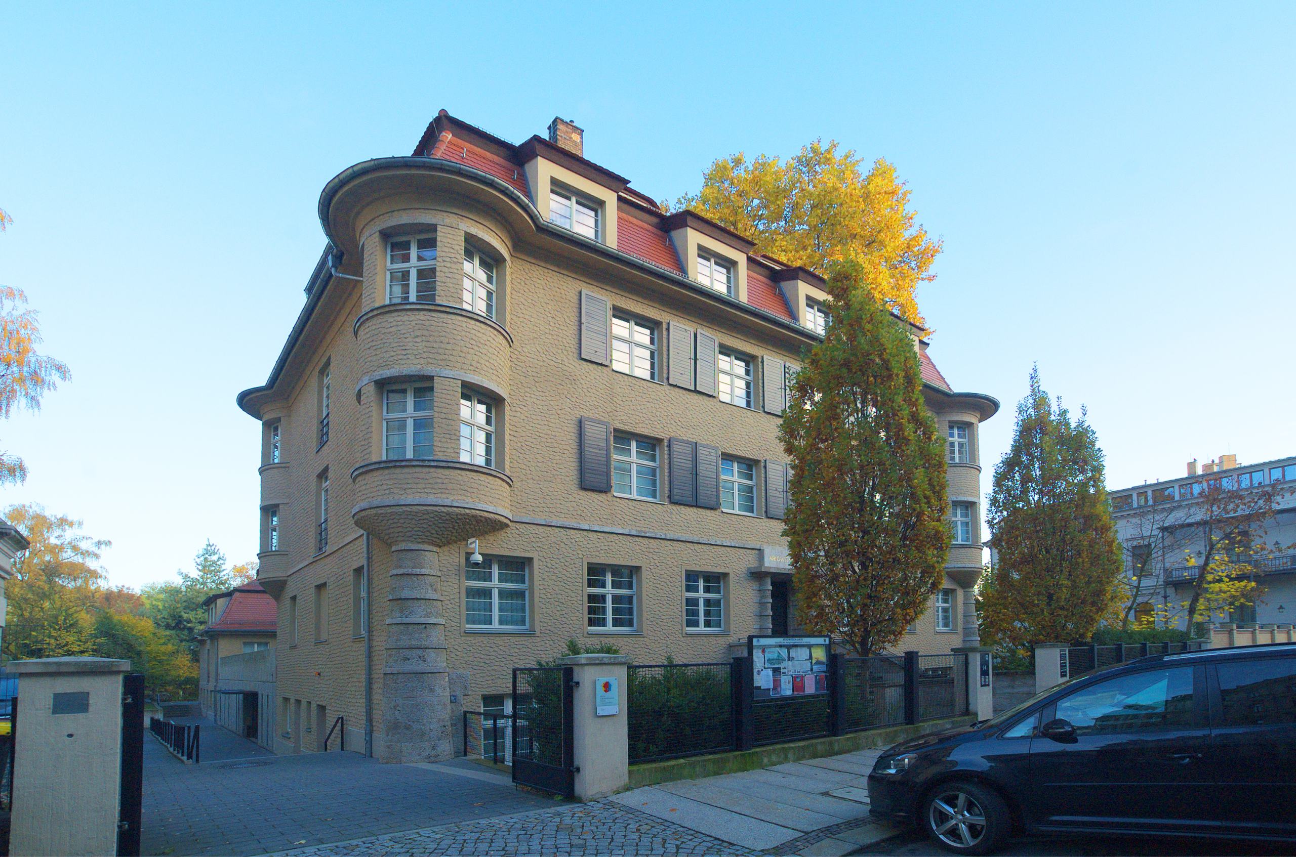 Das Bild zeigt die Vorderseite bzw. Frontsicht des Ariowitsch-Hauses