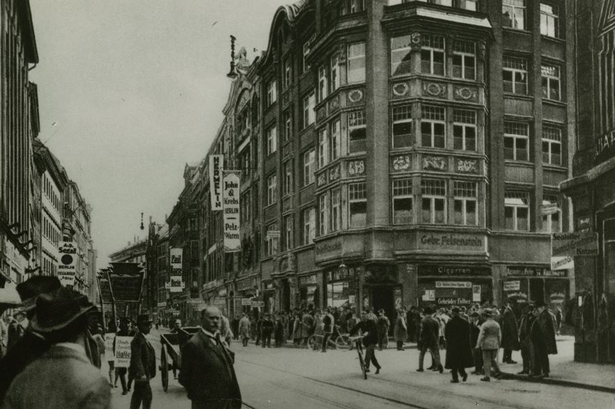 Der Brühl um 1900 zur Messezeit in Leipzig.