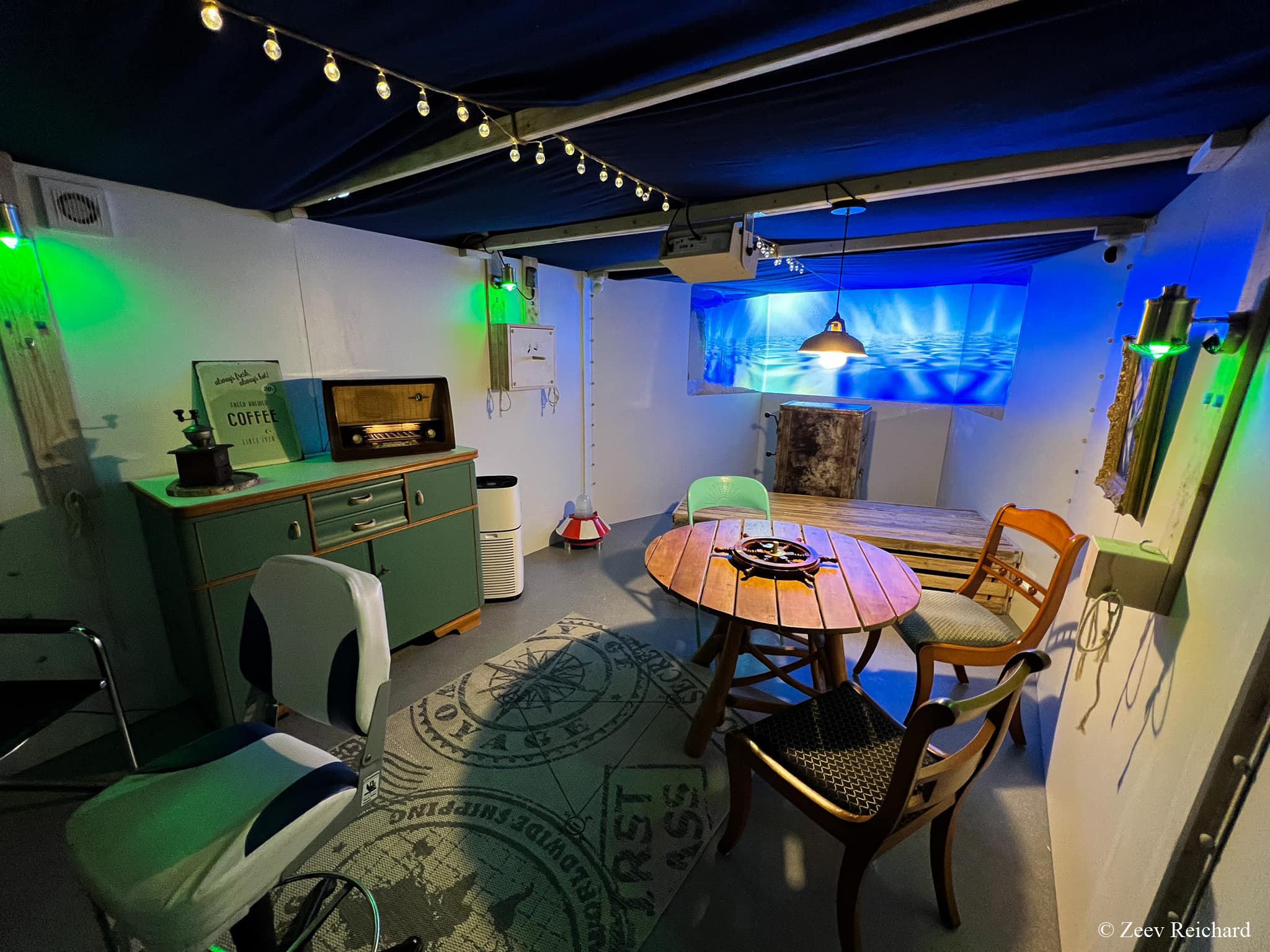Innenraum des Escape-Rooms, der wie eine Kajüte gestaltet ist.
