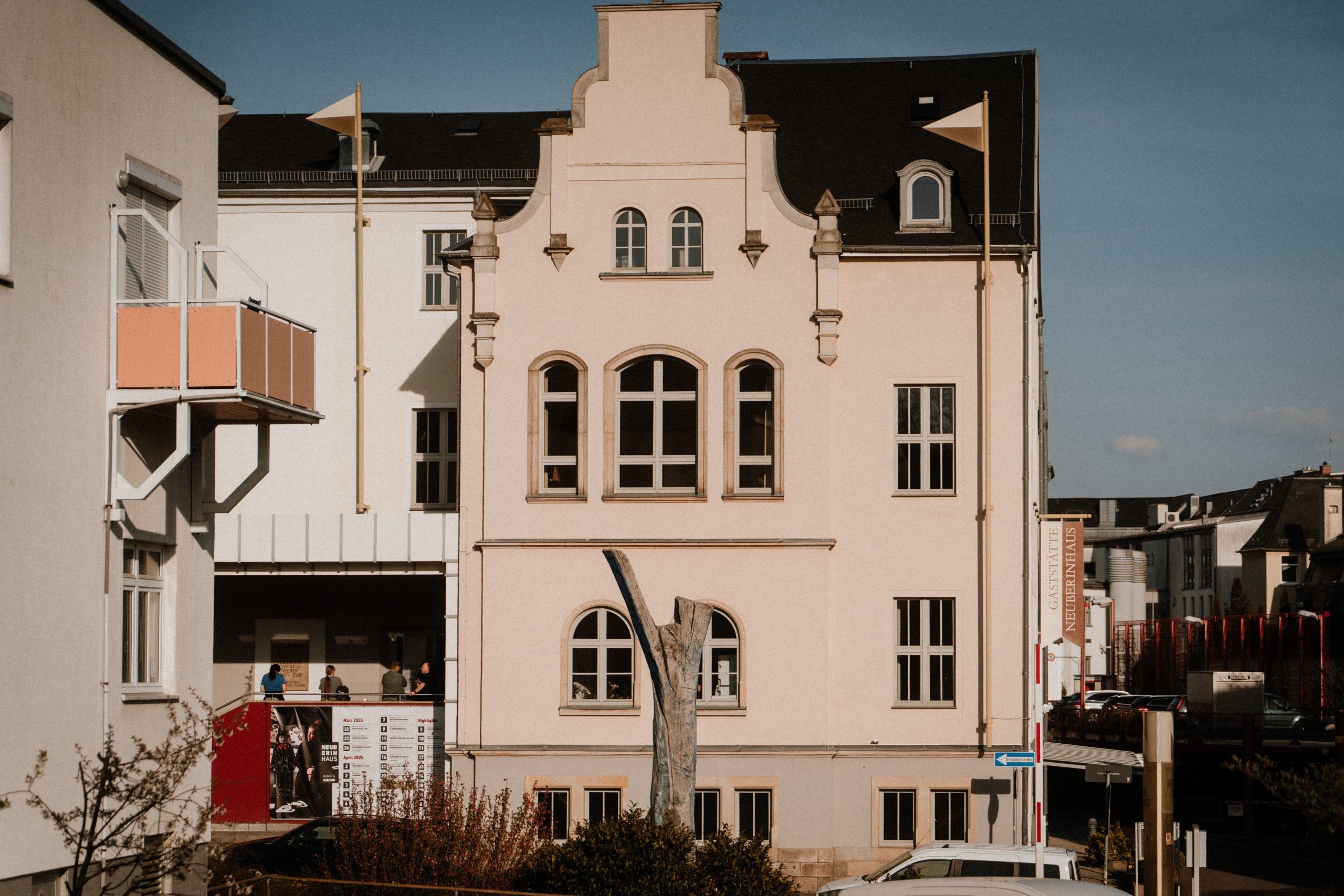 Frontale Ansicht des Neuberinhaus in Reichenbach