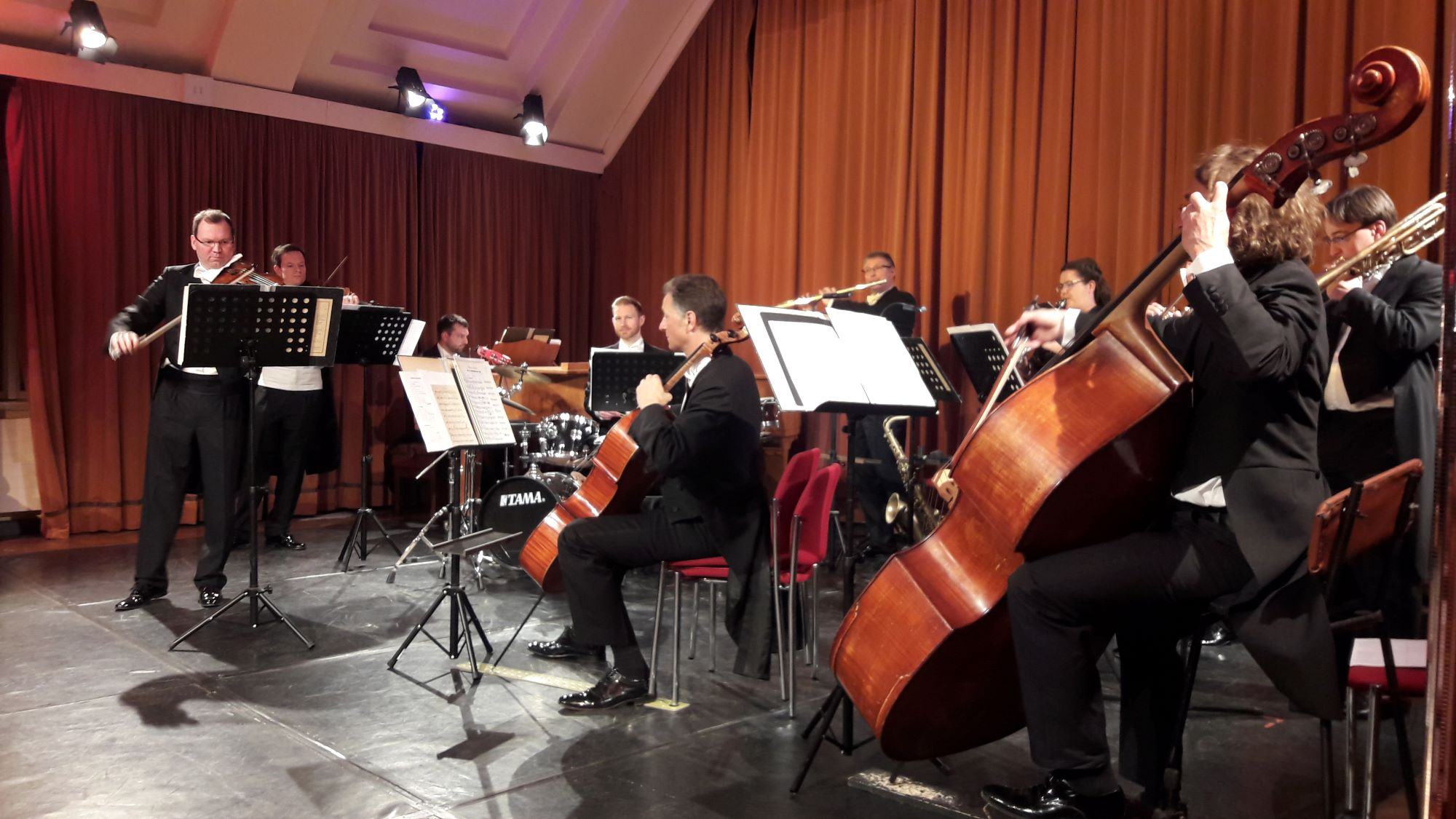 10köpfiges Salonorchester mit Streich- und Blasinstrumenten