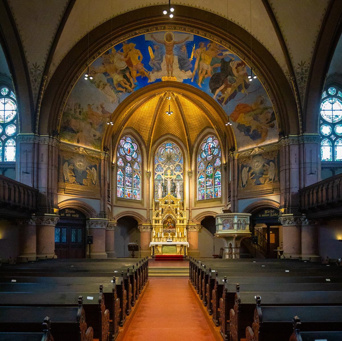 Blick zum erleuchteten Altar der Kirche