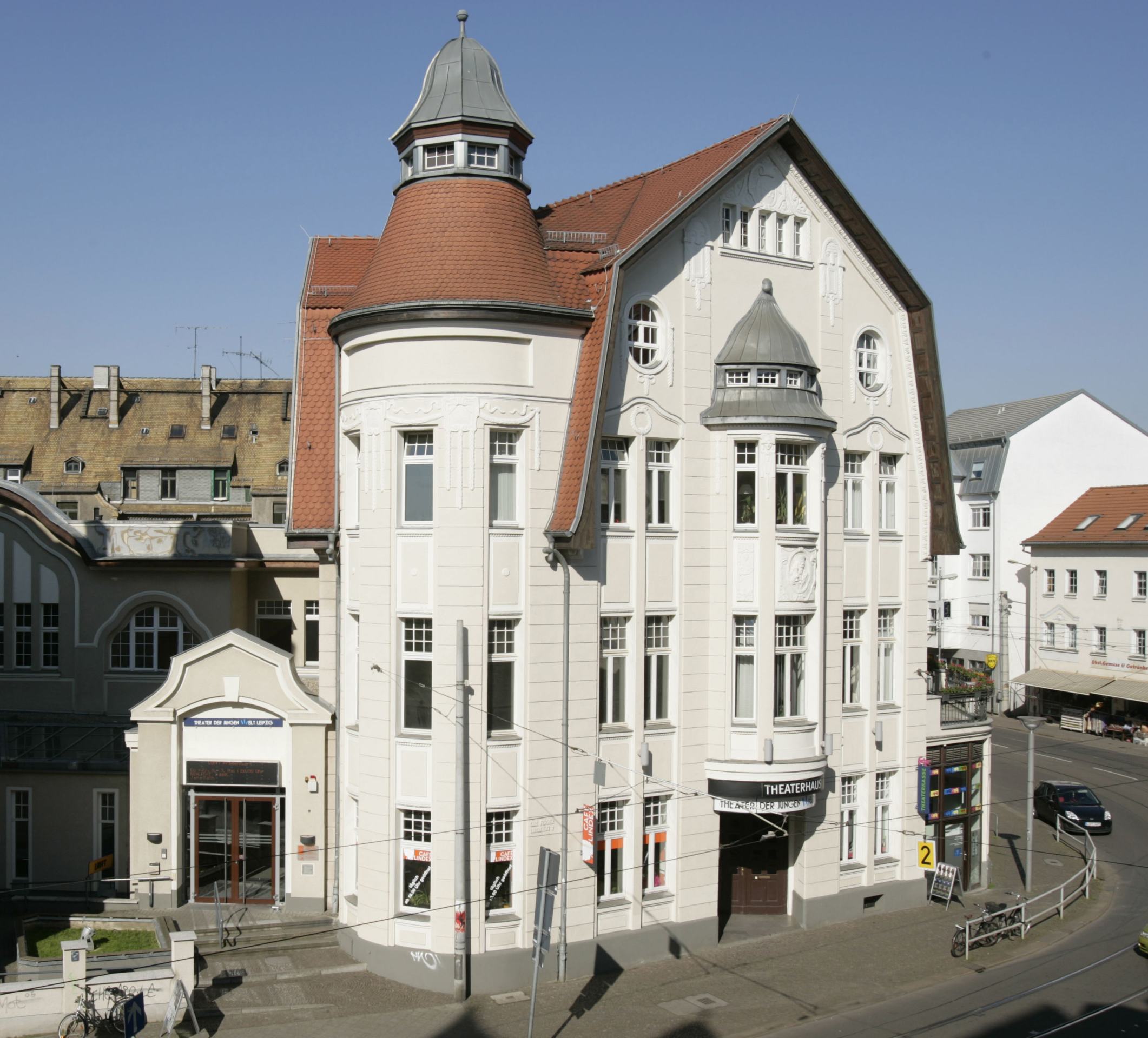 Außenansicht des Theaters am Lindenauer Markt in Leipzig, ein weißes hohes Gebäude mit Türmchen