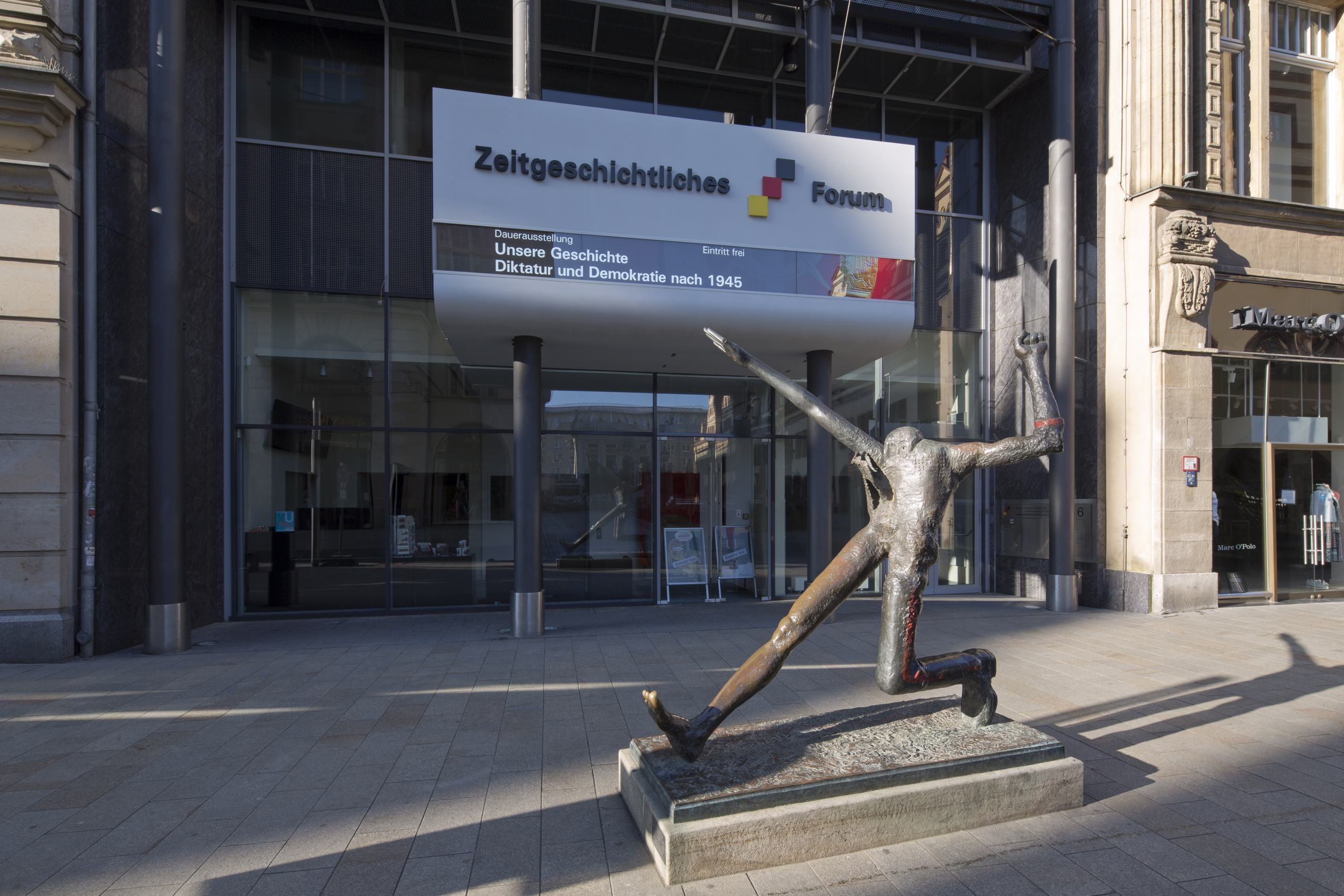 Die Skulptur "Jahrhundertschritt" von Mattheuer vor dem Eingang zum Zeitgeschichtlichen Forum