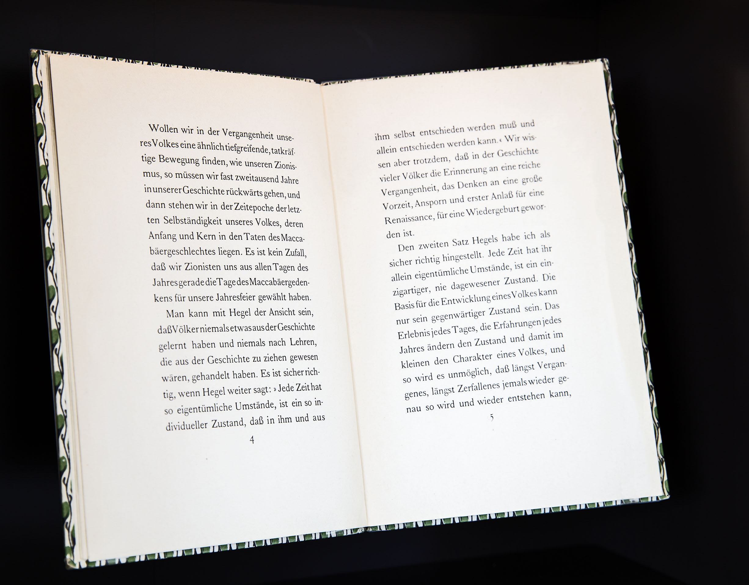 Ein aufgeklapptes Buch mit einem Auszug aus der "Maccabäerrede", die Schocken 1913 vor der Zionistischen Ortsgruppe Chemnitz hielt.