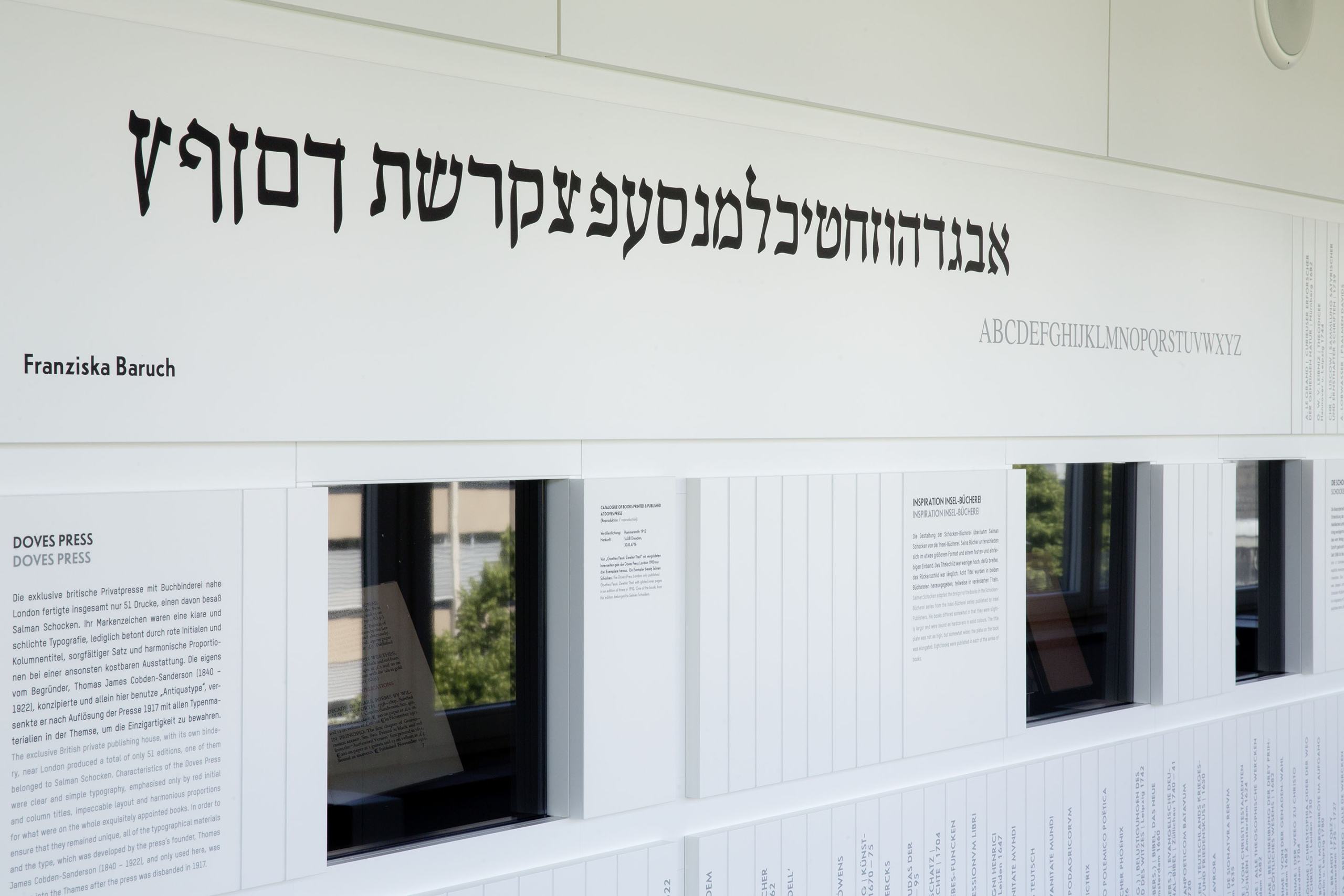 Bild aus der Erkerausstellung, zu sehen ist die von Franziska Baruch entwickelte Type