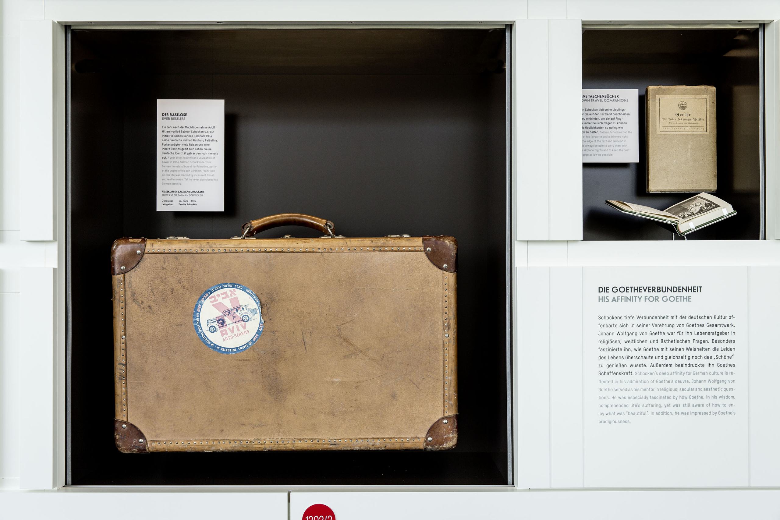 Ein Bild aus der Erkerausstellung im smac zu Salman Schocken. Links ist einer seiner Koffer zu sehen, rechts eine Taschenbuchausgabe von Goethes "Leiden des jungen Werther"