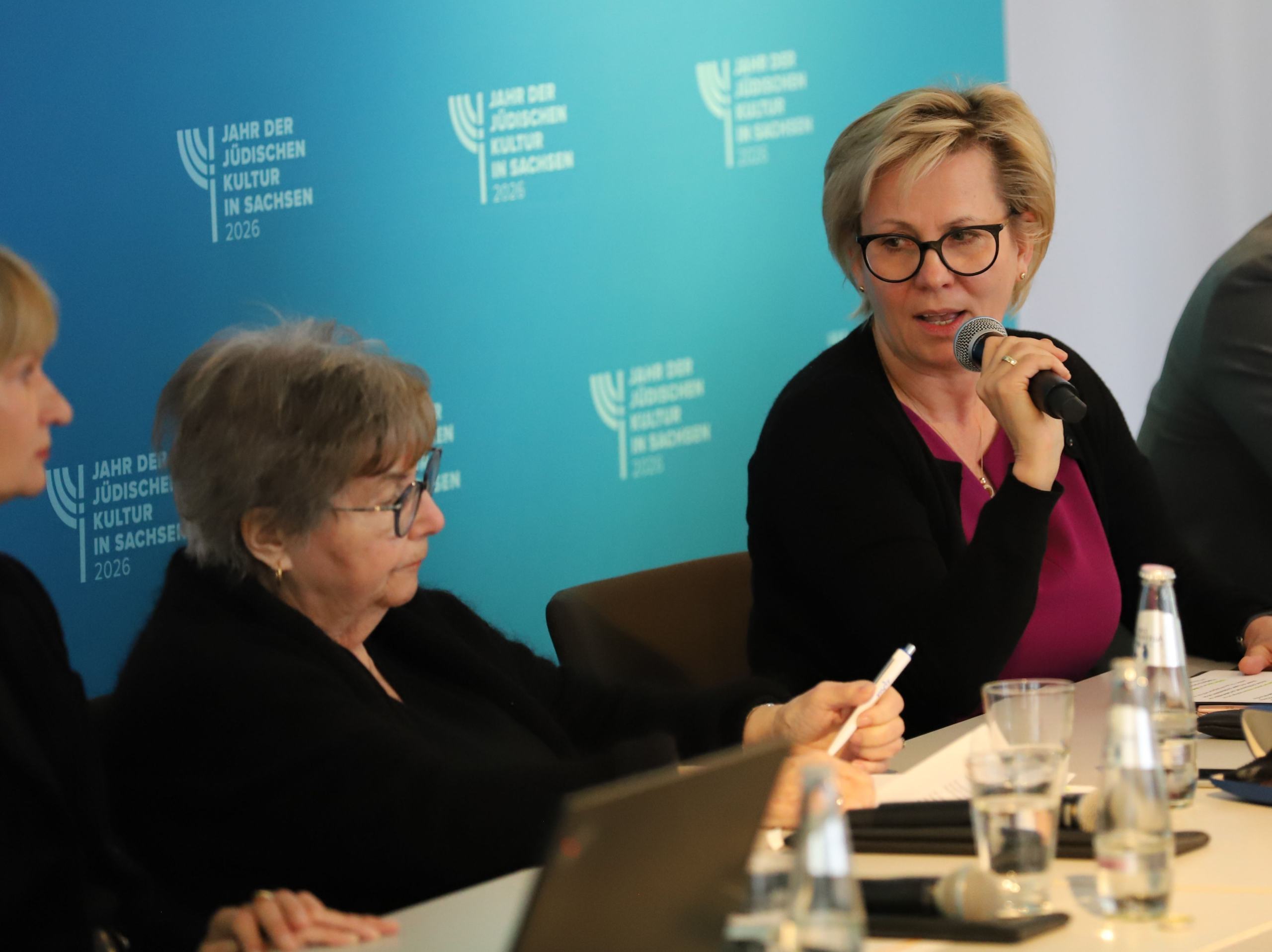 Aufnahme der Auftaktpressekonferenz, zu sehen sind von links nach rechts Barbara Ludwig, Nora Goldenbogen und Barbara Klepsch