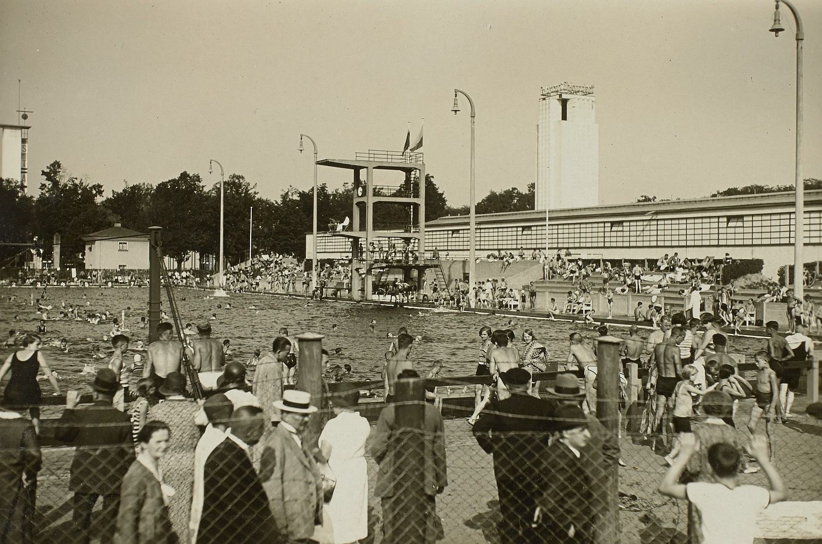 Arnholdbad 1930. Man sieht einen Sprungturm und zahlreiche Menschen im Becken und davor.