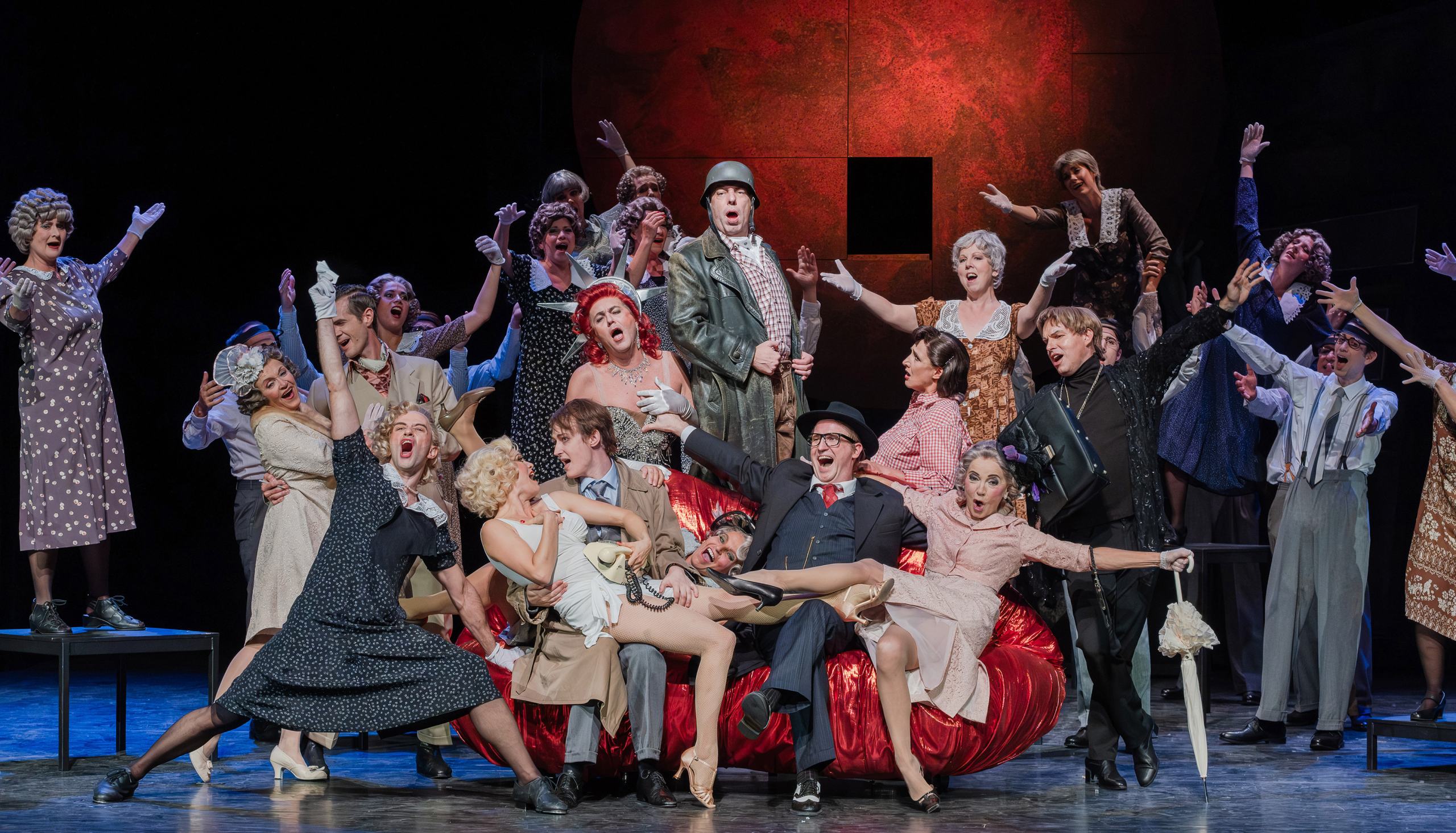 Das Ensemble der "Producers" auf der Bühne