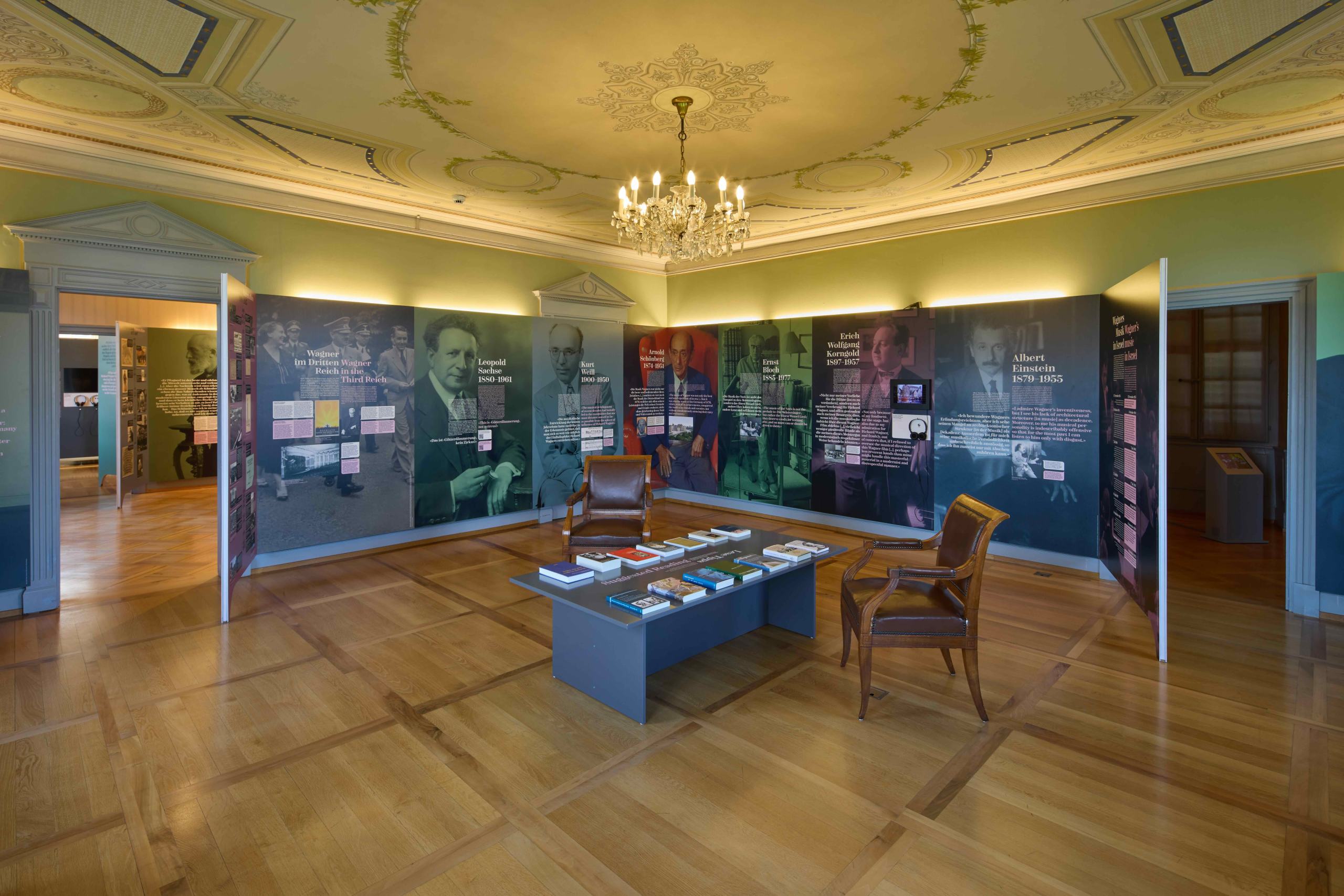 Blick in die Ausstellung auf bunt gestaltete Ausstellungstafeln
